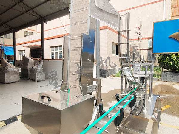 自动化香菇酱灌装机设备车间实拍